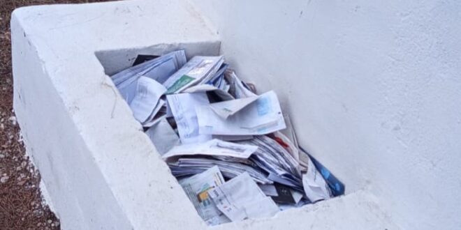 Bir vatandaşımızdan gelen bilgilere göre, “Yeni köy Piknik alaninda bulunan çeşme havuzunun içi PTT nin Telekom ve banka kredi kartı ekstresi dolu vatandaşa dagitmayip atiyorlarmi” diye soruyor…