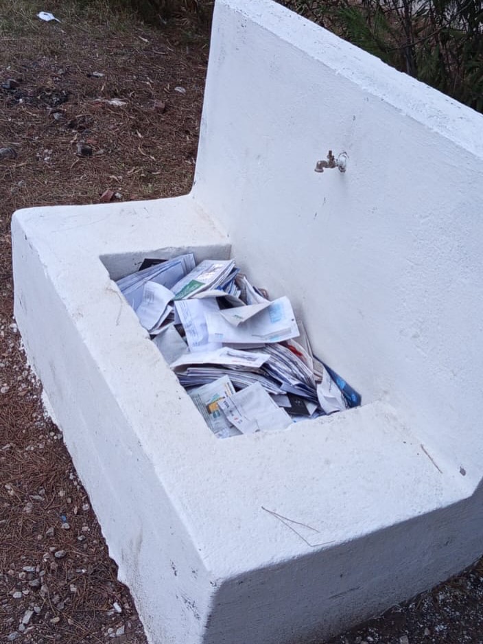 Bir vatandaşımızdan gelen bilgilere göre, “Yeni köy Piknik alaninda bulunan çeşme havuzunun içi PTT nin Telekom ve banka kredi kartı ekstresi dolu vatandaşa dagitmayip atiyorlarmi” diye soruyor…