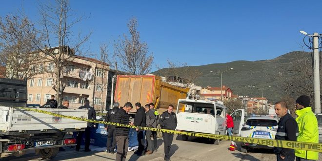 GEMLİK’TE FECİ KAZA BİSİKLET SÜRÜCÜSÜ KAMYONUN ALTINDA HAYATINI KAYBETTİ