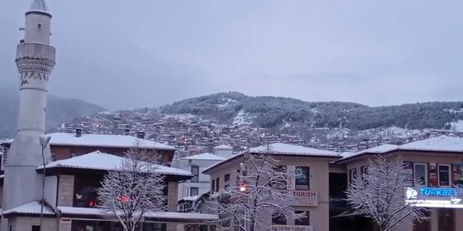 Bursa sabaha beyaz örtüyle uyandı..