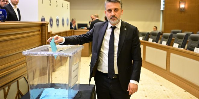 Büyükşehir'in başkanvekili 61 oyla Şahin Biba oldu