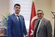 Gemlik’te seçim hazırlıkları kapsamında önemli bir bilgilendirme yapıldı. Dr. Ziya Kaya Mahallesi Muhtarı Şaban İnce, Gemlik İlçe Seçim Kurulu Müdürü Sinan Şehzadeoğlu ile bir araya gelerek, Haziran ayında gerçekleştirilecek seçimler öncesinde askıya çıkarılan seçmen listelerine ilişkin bilgilendirme yazısını teslim aldı. Muhtar İnce, vatandaşların herhangi bir mağduriyet yaşamaması adına seçmen listelerini kontrol etmelerinin büyük önem taşıdığını vurguladı. Bu kapsamda mahalle sakinlerinin muhtarlıklara gelerek bilgilerini kontrol etmeleri gerektiğini belirten İnce, listelerde ismi bulunmayan vatandaşların ise en kısa sürede Nüfus Müdürlüğü’ne başvurarak kayıt işlemlerini tamamlamaları gerektiğini ifade etti. Yetkililer, seçim sürecinin sağlıklı ilerleyebilmesi için tüm vatandaşların gerekli kontrolleri zamanında yapmalarının önemine dikkat çekti. 