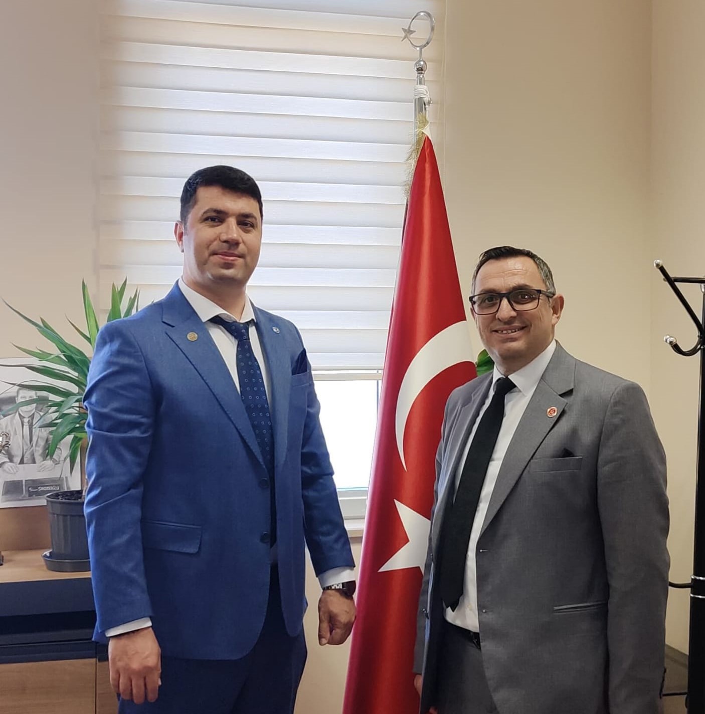 Gemlik’te seçim hazırlıkları kapsamında önemli bir bilgilendirme yapıldı. Dr. Ziya Kaya Mahallesi Muhtarı Şaban İnce, Gemlik İlçe Seçim Kurulu Müdürü Sinan Şehzadeoğlu ile bir araya gelerek, Haziran ayında gerçekleştirilecek seçimler öncesinde askıya çıkarılan seçmen listelerine ilişkin bilgilendirme yazısını teslim aldı. Muhtar İnce, vatandaşların herhangi bir mağduriyet yaşamaması adına seçmen listelerini kontrol etmelerinin büyük önem taşıdığını vurguladı. Bu kapsamda mahalle sakinlerinin muhtarlıklara gelerek bilgilerini kontrol etmeleri gerektiğini belirten İnce, listelerde ismi bulunmayan vatandaşların ise en kısa sürede Nüfus Müdürlüğü’ne başvurarak kayıt işlemlerini tamamlamaları gerektiğini ifade etti. Yetkililer, seçim sürecinin sağlıklı ilerleyebilmesi için tüm vatandaşların gerekli kontrolleri zamanında yapmalarının önemine dikkat çekti.
