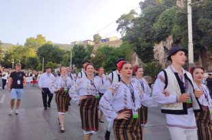 Altın Karagöz korteji Bursa sokaklarını renklendirdi