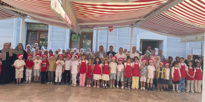 Gemlik'te Minik Kur'an Kursu Öğrencilerinden Aşure İkramı
